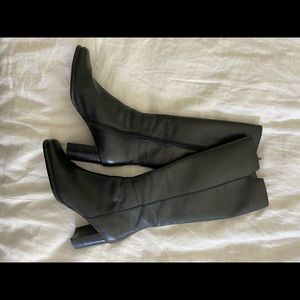 Adorable 90s square toe knee high black boots!